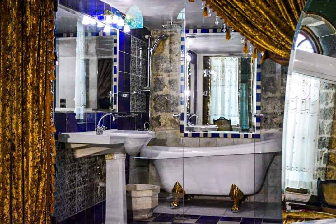 Dar Al Noor Hotel bathroom and fixtures